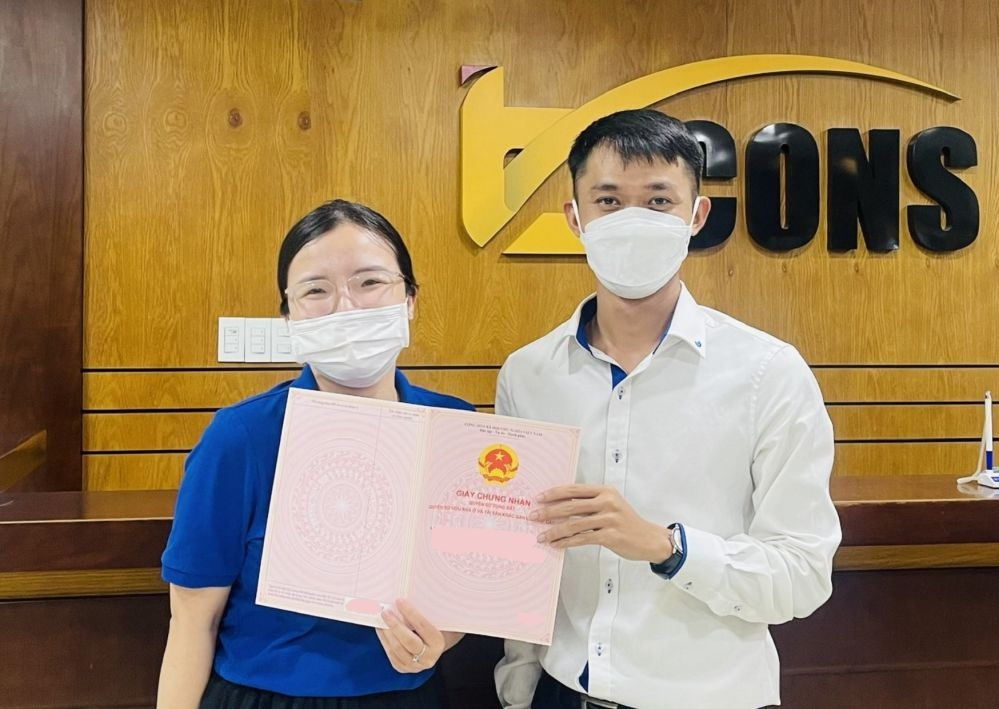 Khach Hang Nhan So Hong Bcons Plaza Bconshome 2 Bcons.net .vn Cư dân Bcons Plaza vui mừng nhận sổ hồng từ chủ đầu tư